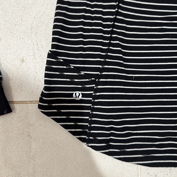 Lululemon - ready to rulu half zip size 6 good condition - Picture 3 of 3